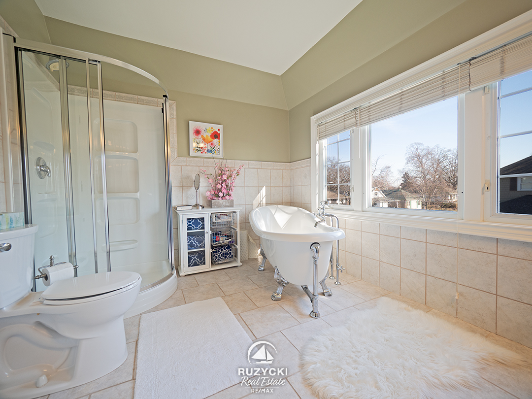 101-tennessee-ave-port-colborne_21 primary ensuite bath of 101 tennessee ave port colborne