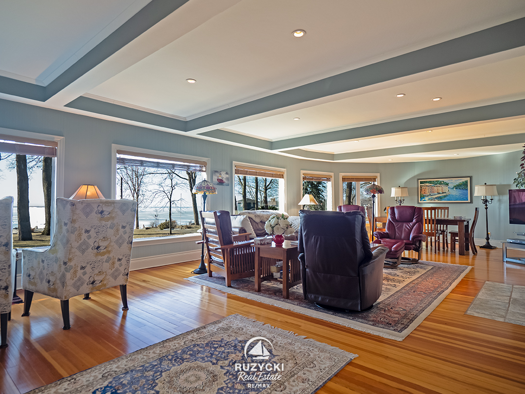 living room of 101 tennessee ave port colborne