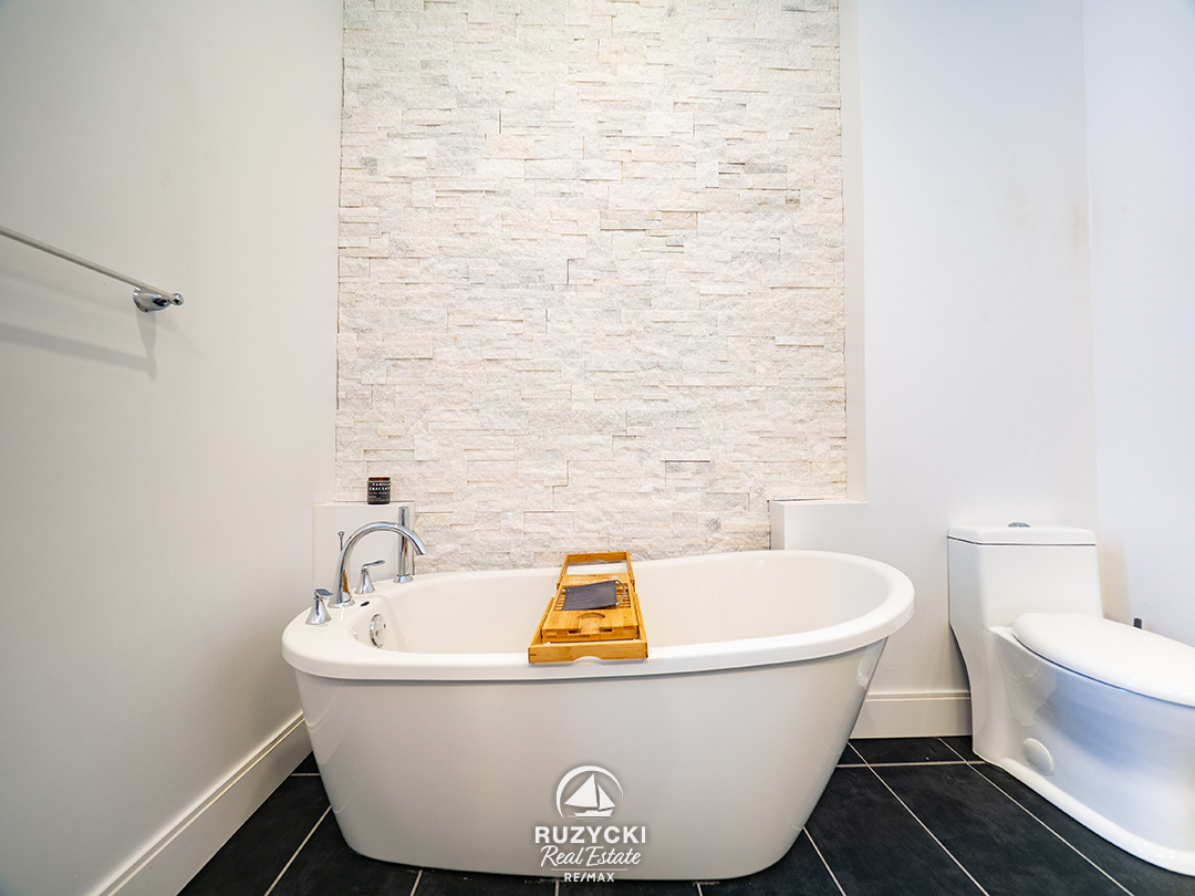 1561-north-shore-dr-lowbanks_17 5 piece ensuite bath of 1561 north shore dr lowbanks