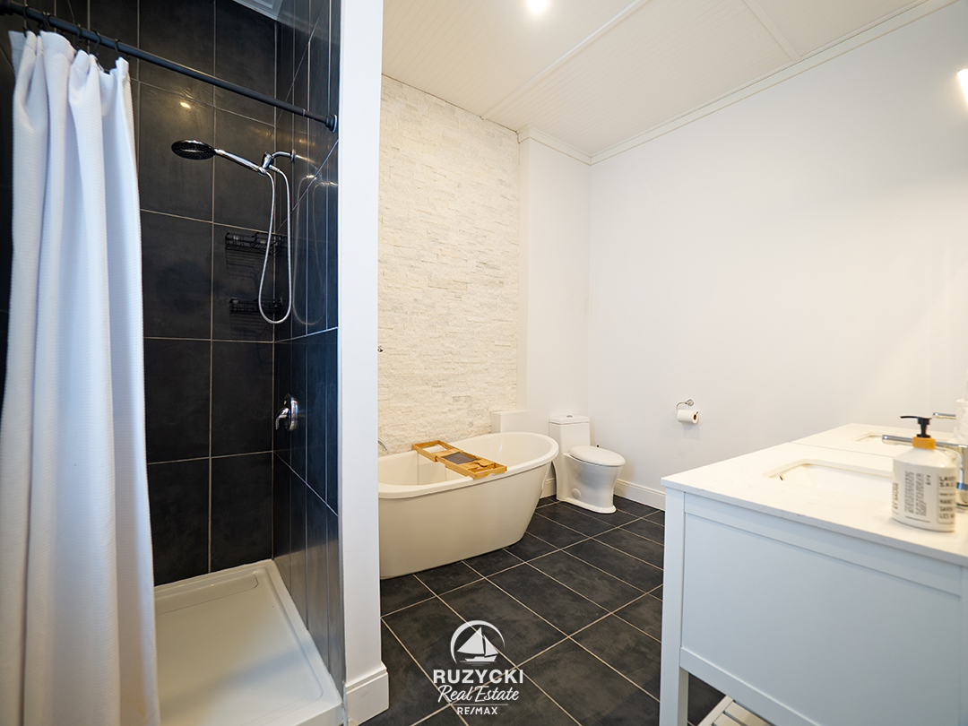 1561-north-shore-dr-lowbanks_38 5 piece ensuite bath of 1561 north shore dr lowbanks