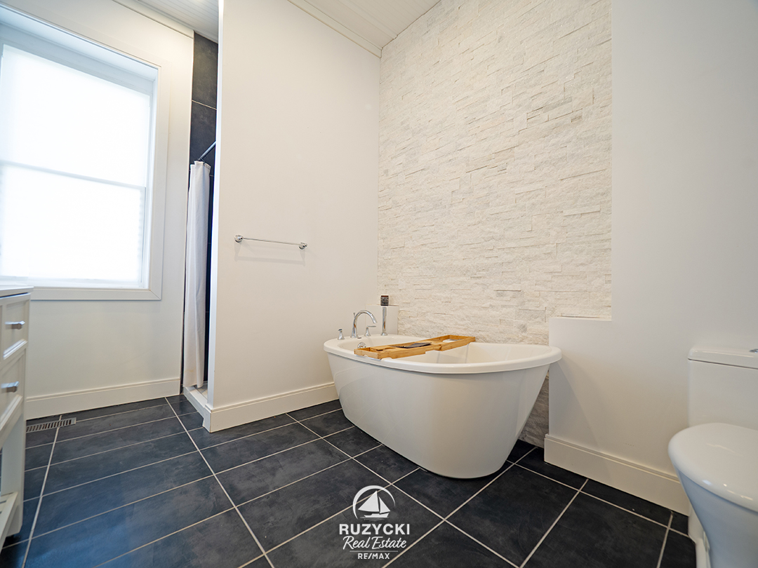 1561-north-shore-dr-lowbanks_39 5 piece ensuite bath of 1561 north shore dr lowbanks