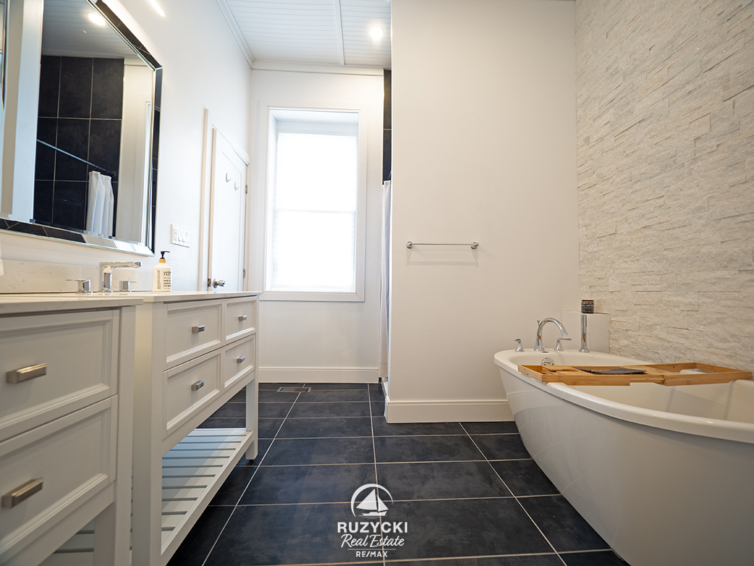 1561-north-shore-dr-lowbanks_40 5 piece ensuite bath of 1561 north shore dr lowbanks