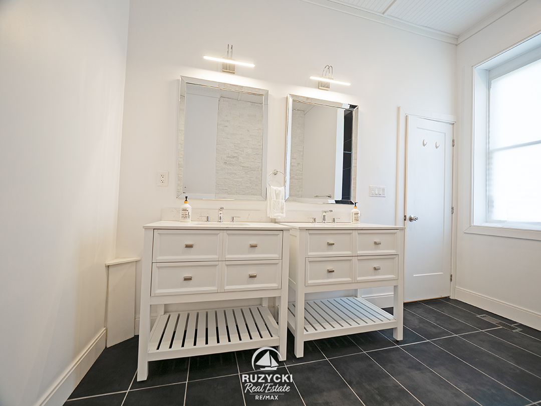 1561-north-shore-dr-lowbanks_41 5 piece ensuite bath of 1561 north shore dr lowbanks