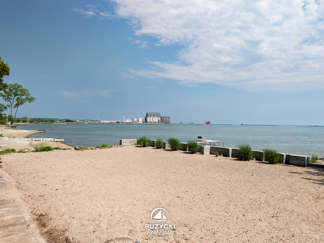 101-tennessee-ave-port-colborne_05 beach and lakefront of 101 tennessee ave port colborne