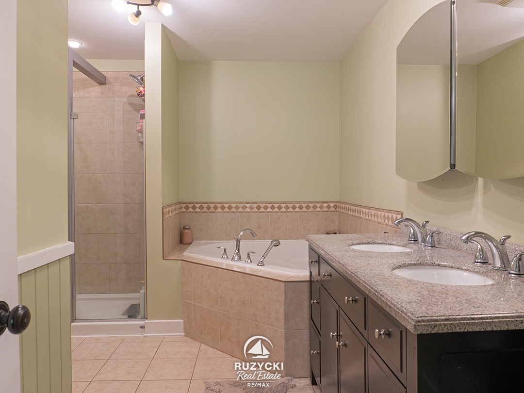 3481-troup-rd-port-colborne_115 bathroom with jetted tub of 3481 troup rd port colborne