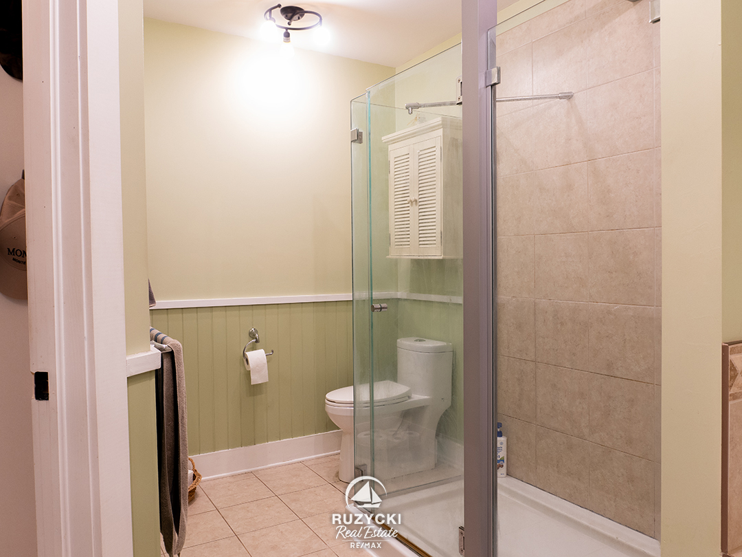 3481-troup-rd-port-colborne_118 bathroom of 3481 troup rd port colborne