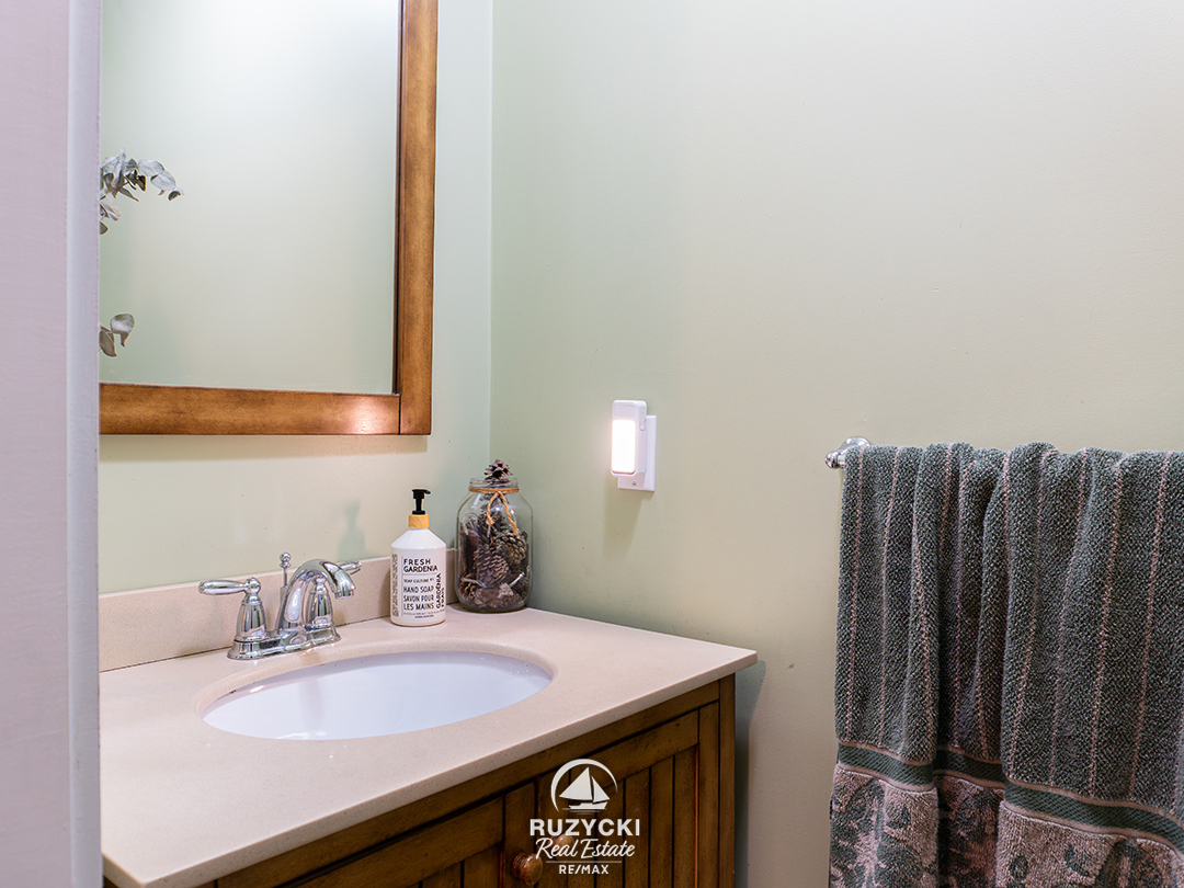 3481-troup-rd-port-colborne_125 bathroom of 3481 troup rd port colborne