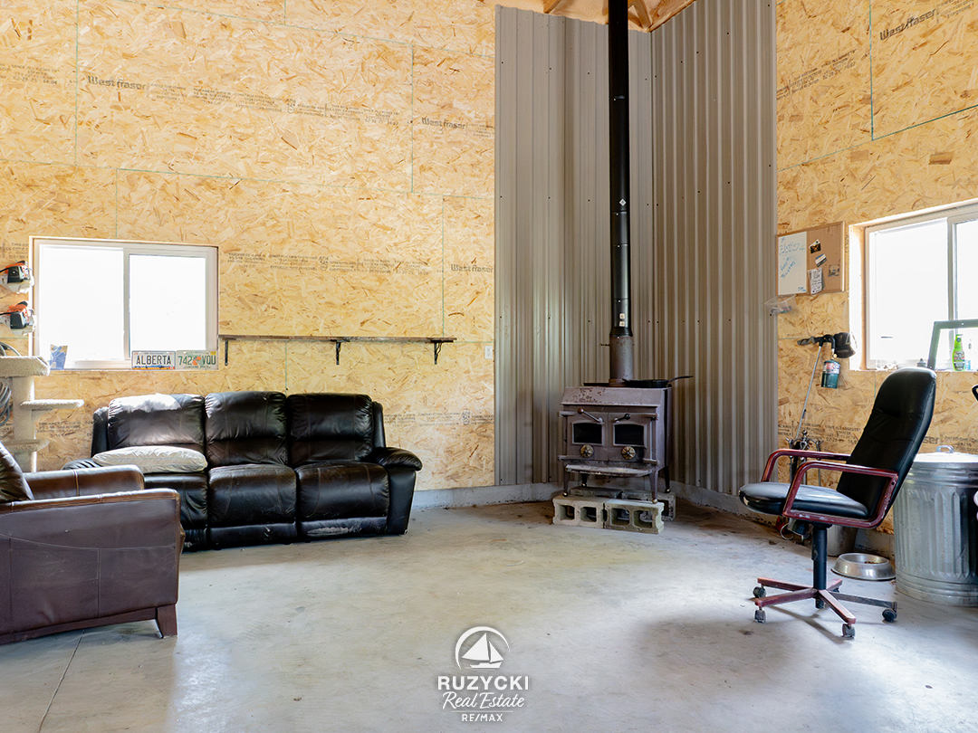 3481-troup-rd-port-colborne_33 workshop sitting area of 3481 troup rd port colborne