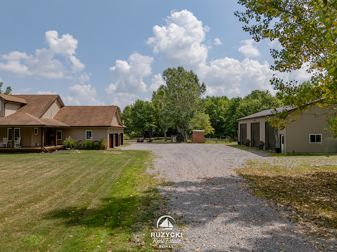 default parking area and large garage of 3481 troup rd port colborne