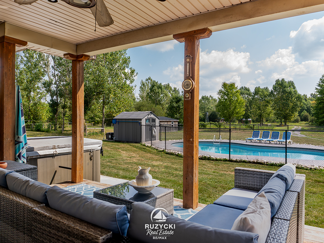 covered porch with sitting area of 3481 troup rd port colborne