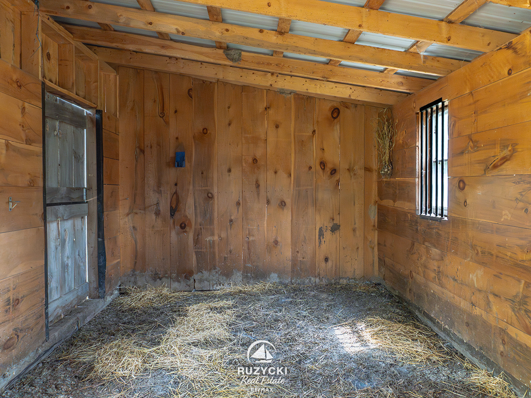 3481-troup-rd-port-colborne_93 horse stable of 3481 troup rd port colborne