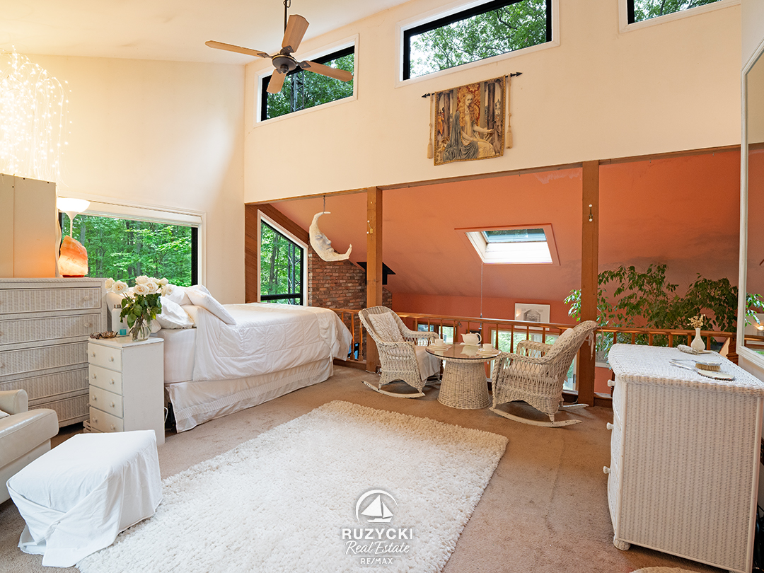 loft bedroom of 4121 fox rd stevensville