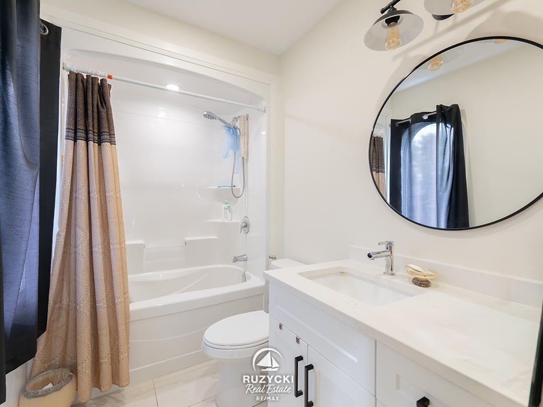 47-omer-ave-port-colborne_19 4 piece ensuite bath of 47 omer ave port colborne