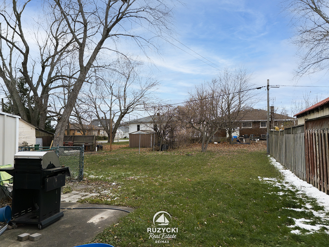 205-borden-ave-port-colborne_08 backyard of 205 borden ave port colborne
