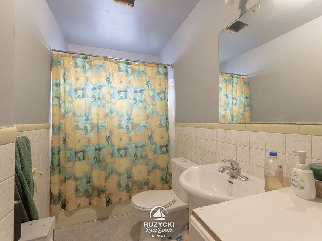 205-borden-ave-port-colborne_18 4 piece main floor bathroom of 205 borden ave port colborne