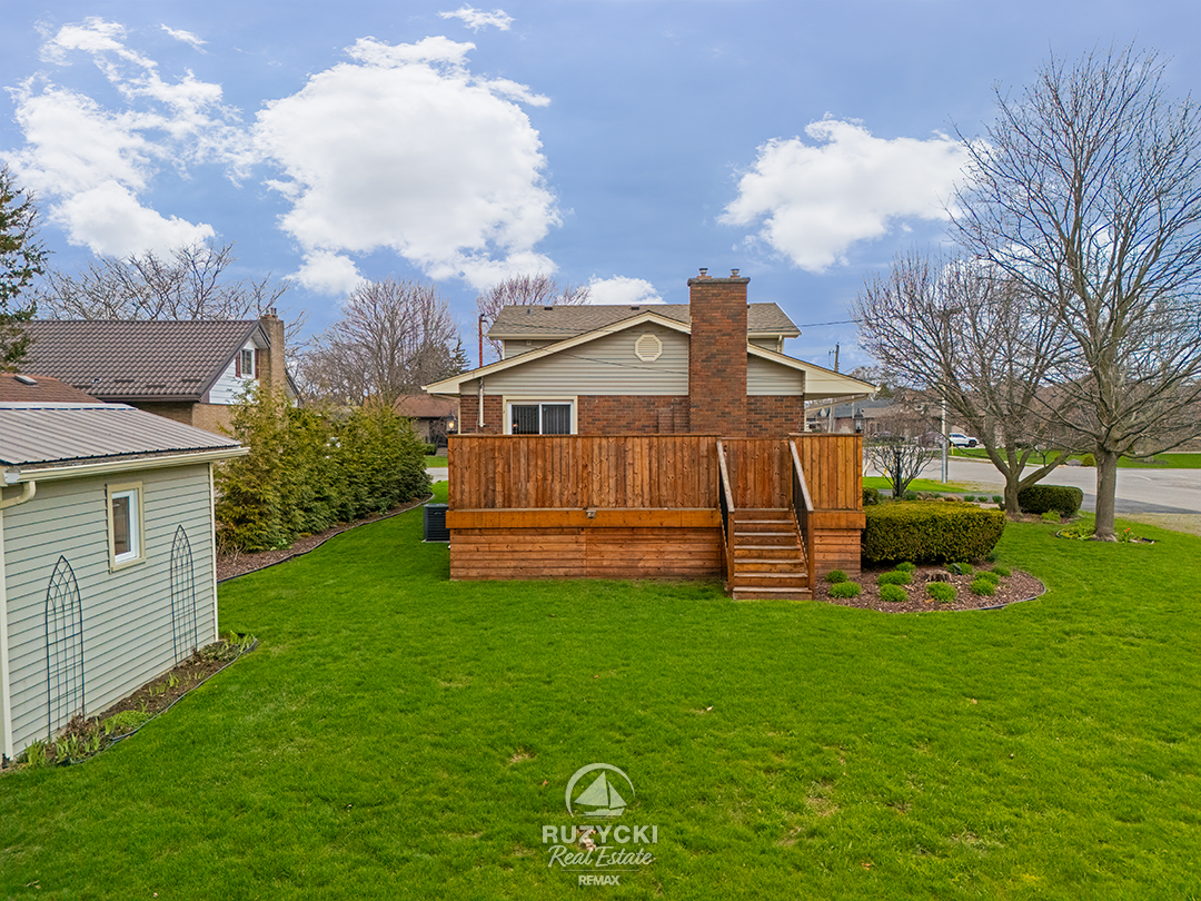 82-scholfield-ave-port-colborne-side-yard-view-to-deck