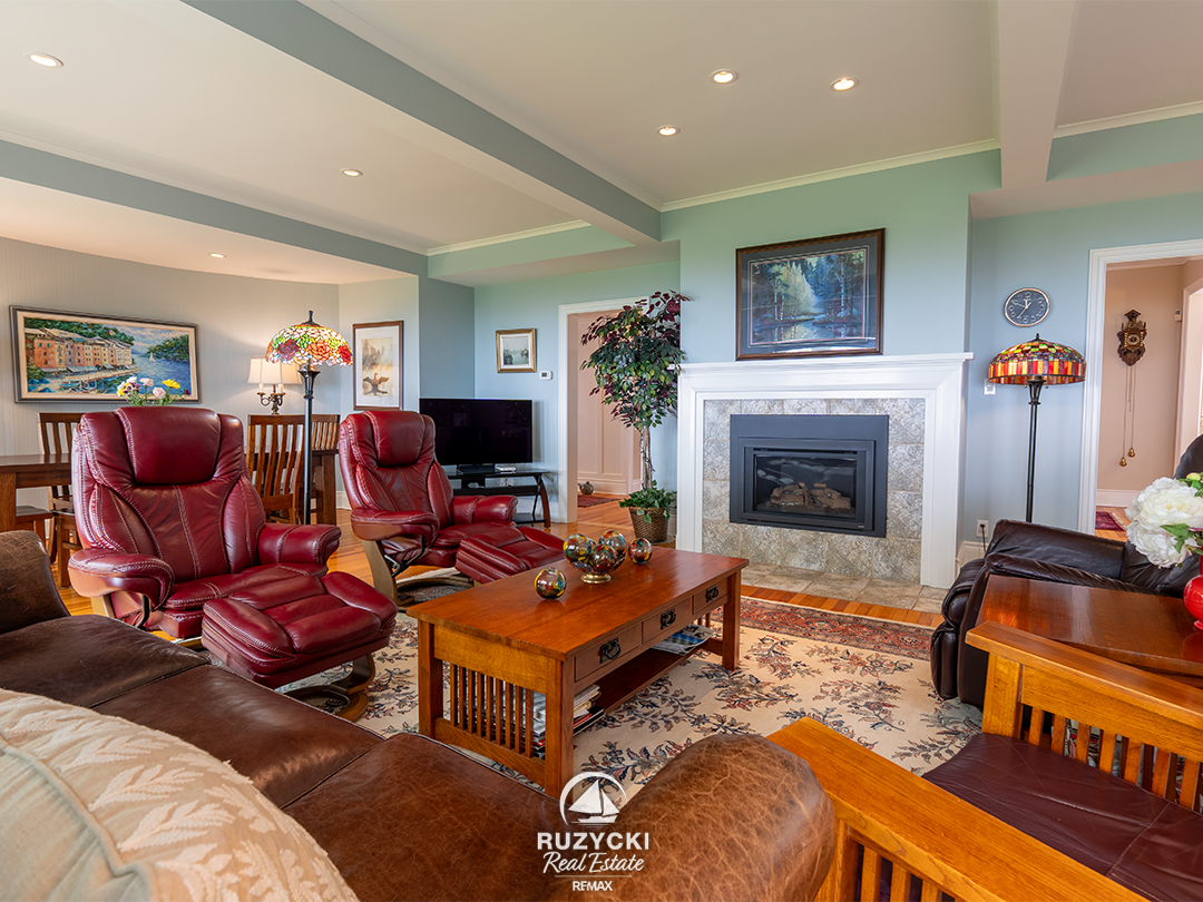 101-tennessee-ave-port-colborne_05 Leather seating flanking fireplace