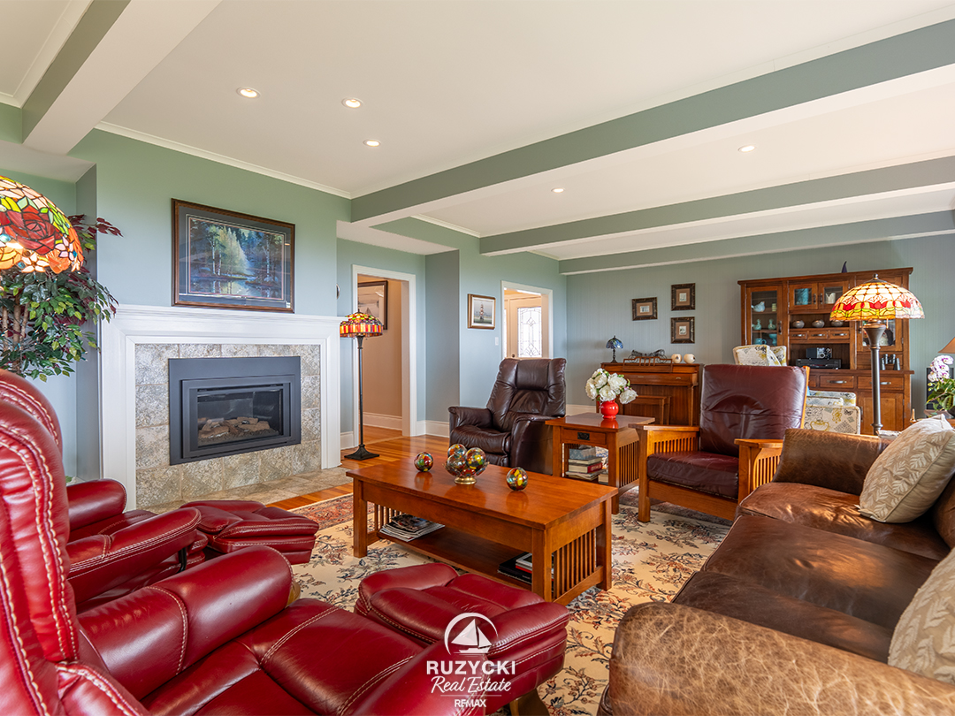 101-tennessee-ave-port-colborne_07 Large living room with multiple seating areas and lake front views.