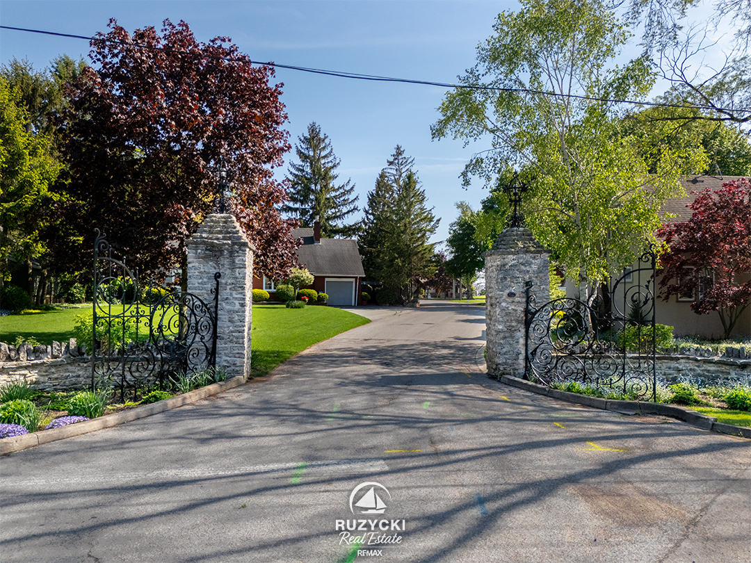 101-tennessee-ave-port-colborne_37 Historic Stone gates on Tennessee Avenue in Port Colborne