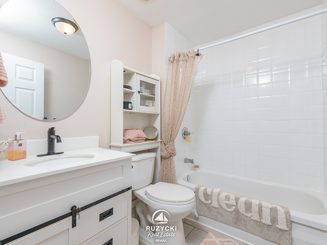 263-maplewood-ave-crystal-beach_05 4 piece bathroom of 263 maplewood ave crystal beach