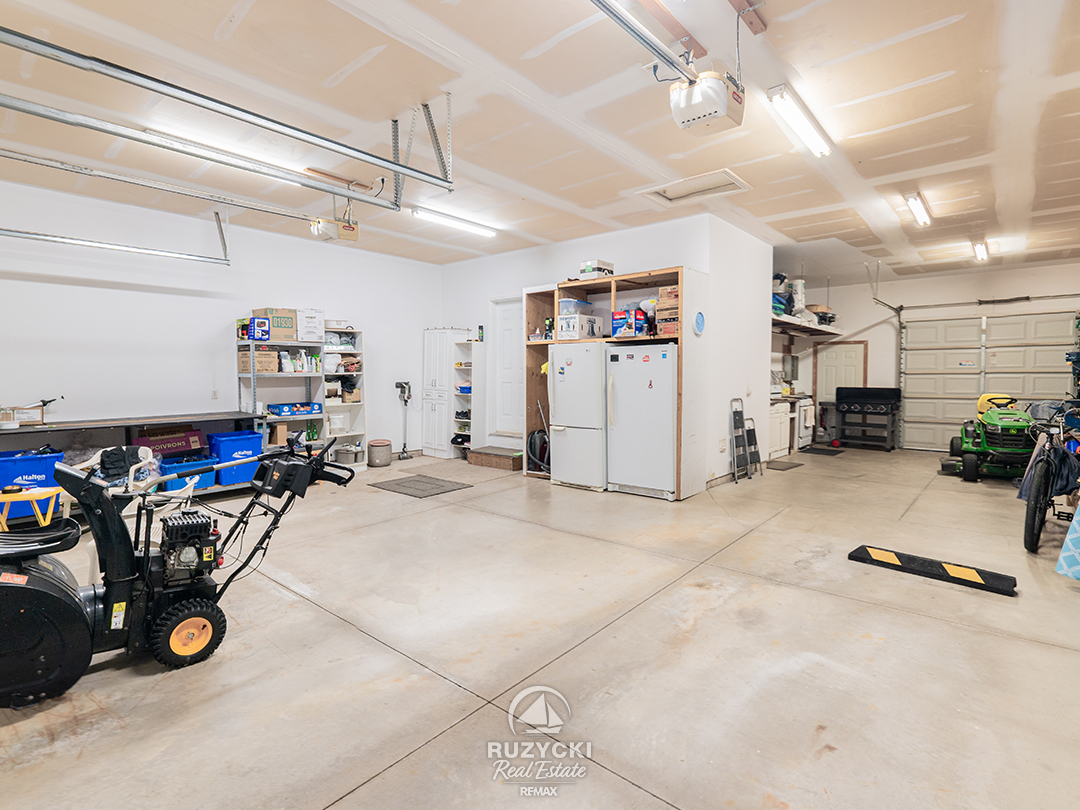 11004-lakeshore-rd-wainfleet_15 garage of 11004 lakeshore rd wainfleet