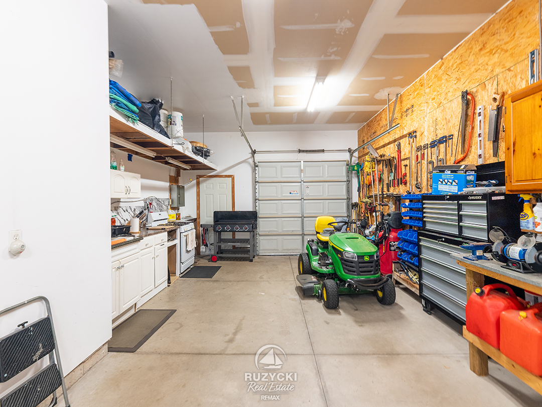 11004-lakeshore-rd-wainfleet_16 garage of 11004 lakeshore rd wainfleet