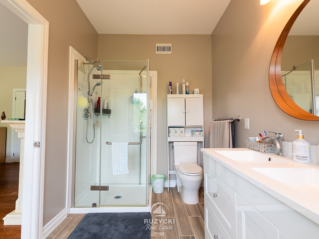11004-lakeshore-rd-wainfleet_31 3 piece ensuite of 11004 lakeshore rd wainfleet