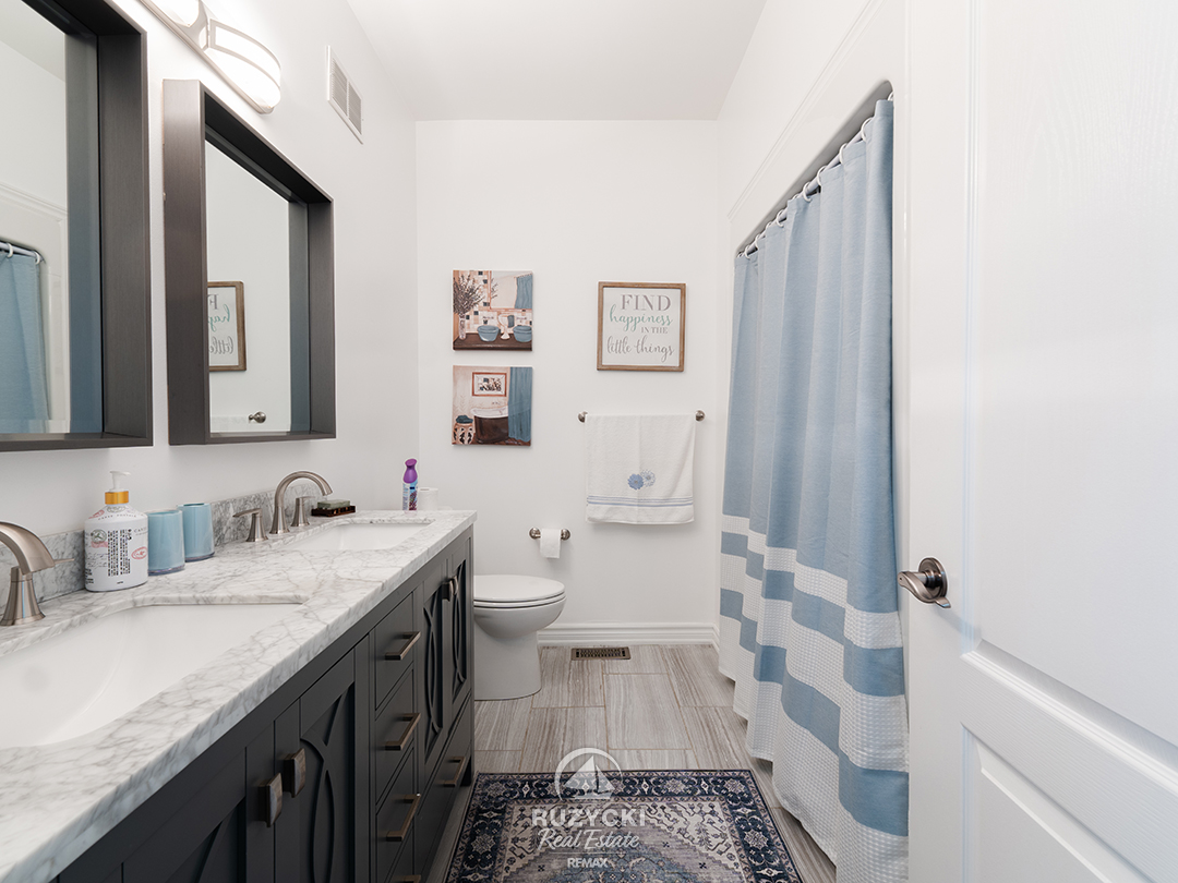 11004-lakeshore-rd-wainfleet_35 5 piece bathroom of 11004 lakeshore rd wainfleet