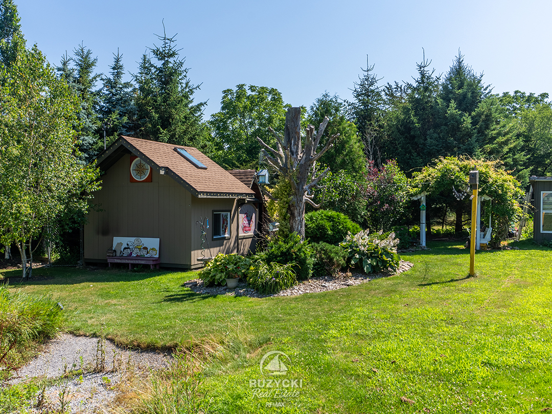 11679-belleview-beach-rd-wainfleet_17 backyard cookhouse of 11679 belleview beach rd wainfleet