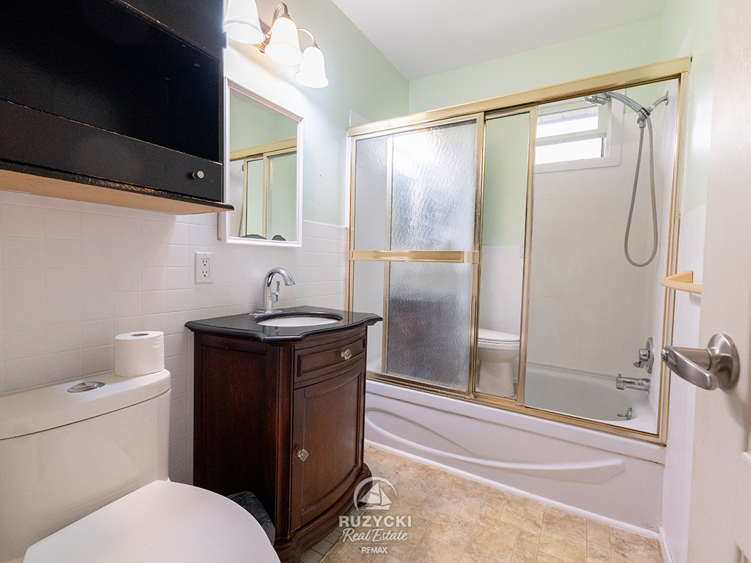 11679-belleview-beach-rd-wainfleet_36 4 piece bathroom of 11679 belleview beach rd wainfleet