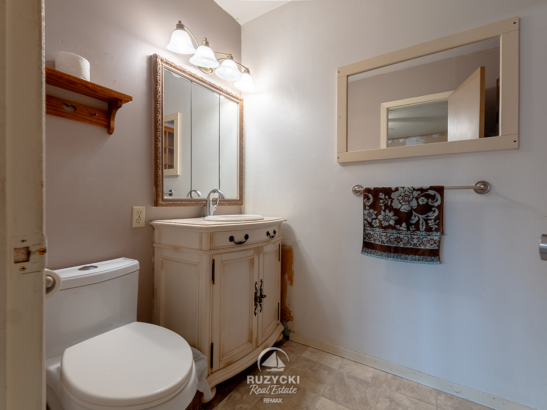 11679-belleview-beach-rd-wainfleet_49 ensuite bathroom of 11679 belleview beach rd wainfleet