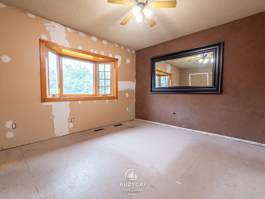 11679-belleview-beach-rd-wainfleet_50 primary bedroom of 11679 belleview beach rd wainfleet