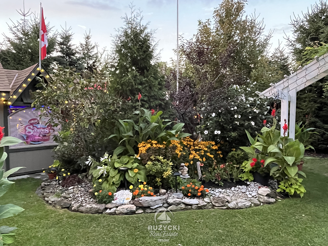 11679-belleview-beach-rd-wainfleet_83 backyard of 11679 belleview beach rd wainfleet in summer