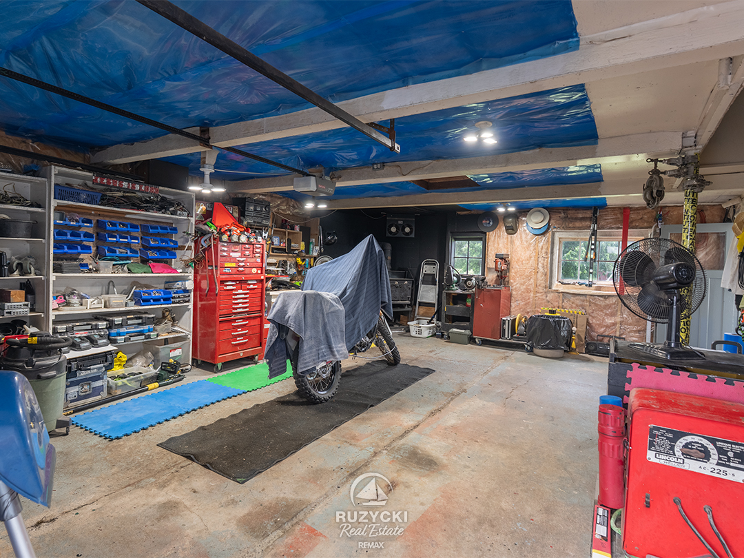 160-barrick-rd-port-colborne_01 garage interior of 160 barrick rd port colborne