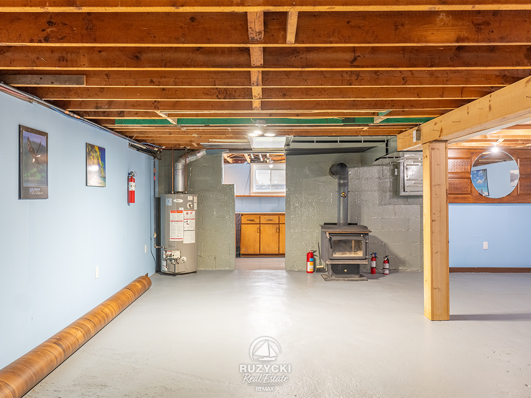 160-barrick-rd-port-colborne_03 basement rec room of 160 barrick rd port colborne