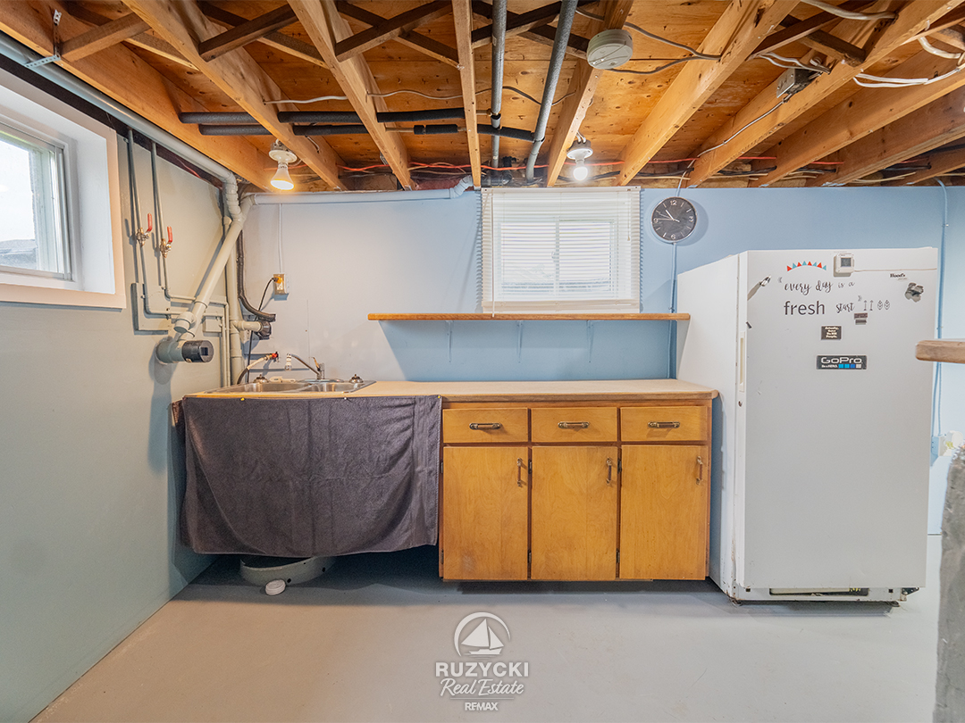 160-barrick-rd-port-colborne_07 basement laundry room of 160 barrick rd port colborne