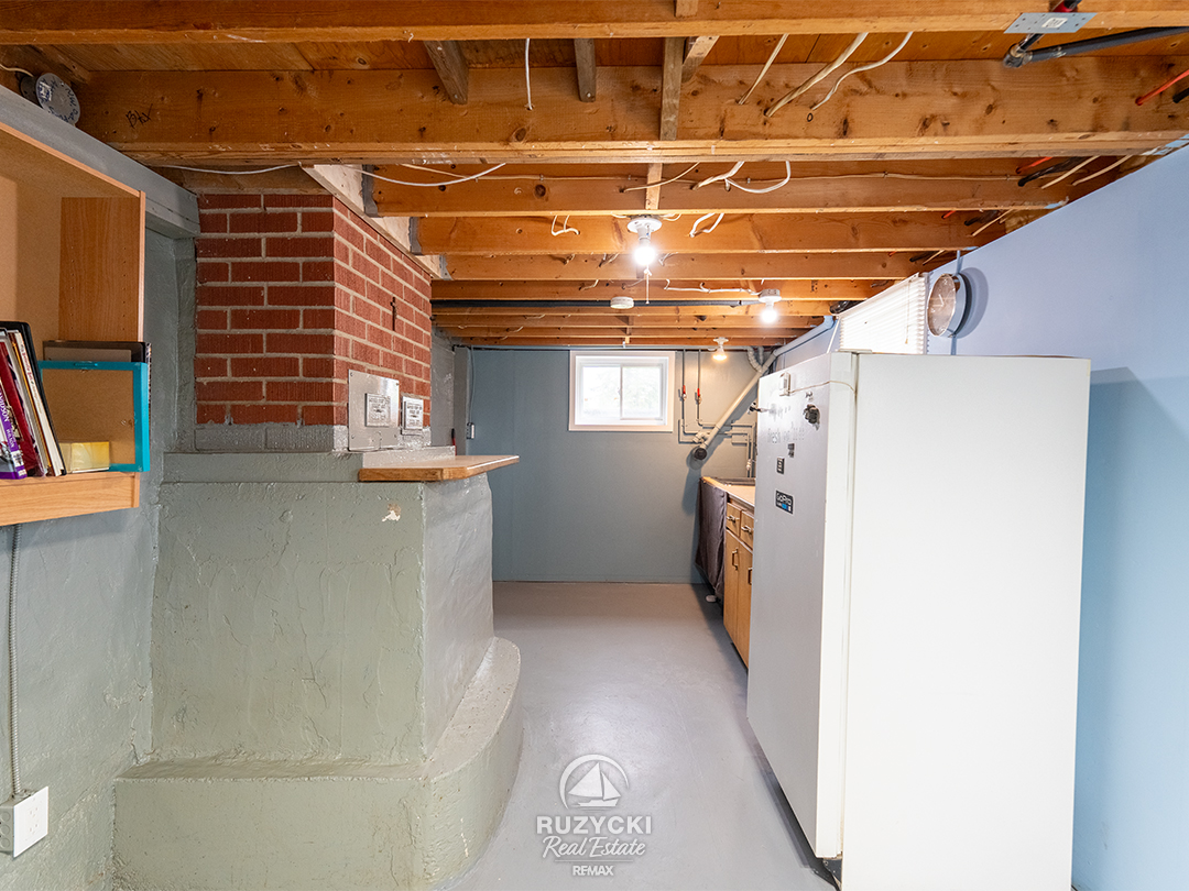160-barrick-rd-port-colborne_09 basement laundry room of 160 barrick rd port colborne