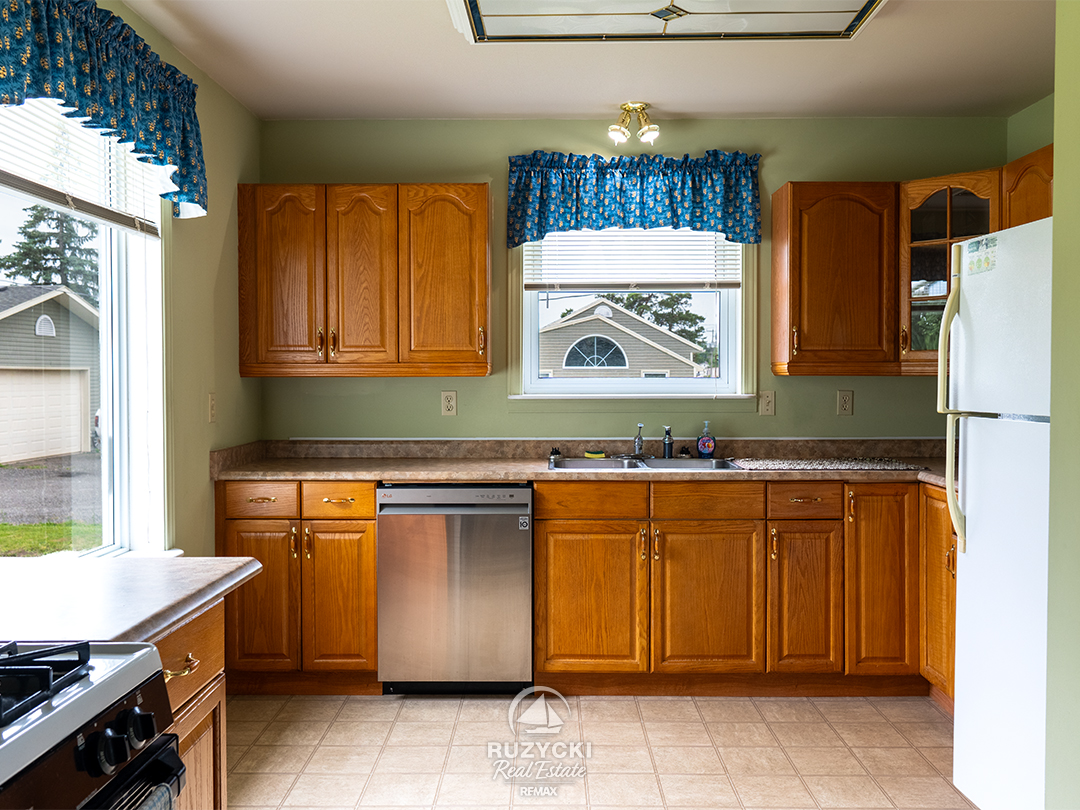 160-barrick-rd-port-colborne_13 kitchen of 160 barrick rd port colborne
