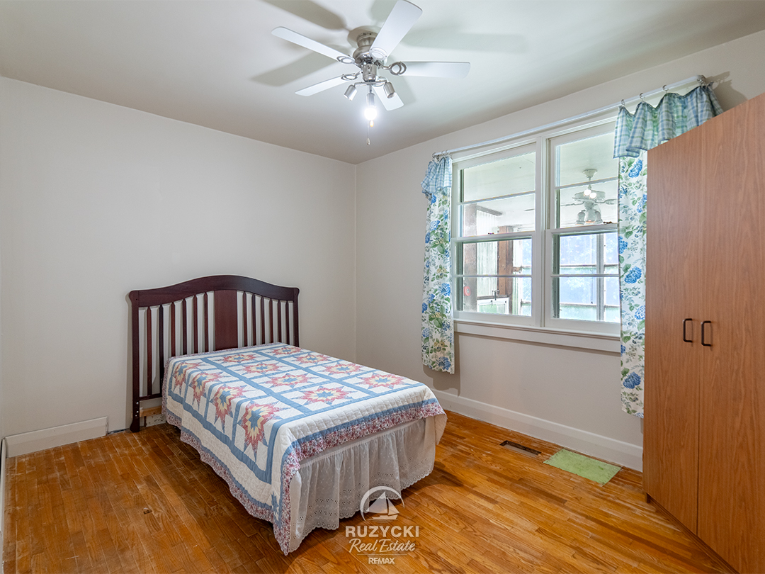 160-barrick-rd-port-colborne_23 bedroom 2 of 160 barrick rd port colborne