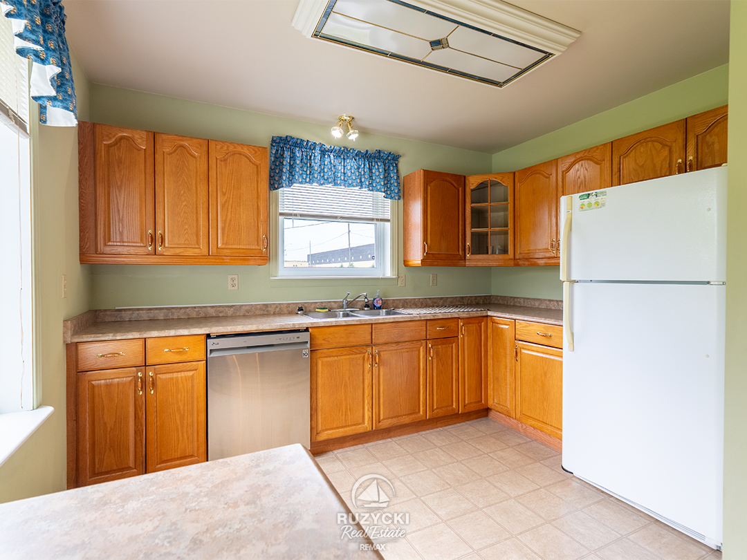 160-barrick-rd-port-colborne_28 kitchen of 160 barrick rd port colborne