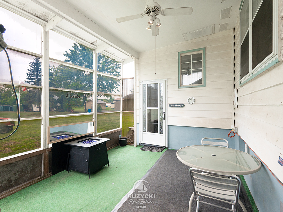 160-barrick-rd-port-colborne_36 sunroom of 160 barrick rd port colborne