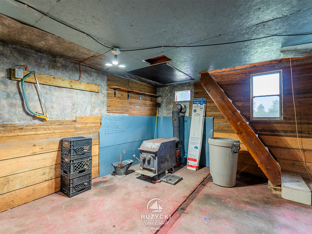 160-barrick-rd-port-colborne_44 interior of red outbuilding at 160 barrick rd port colborne