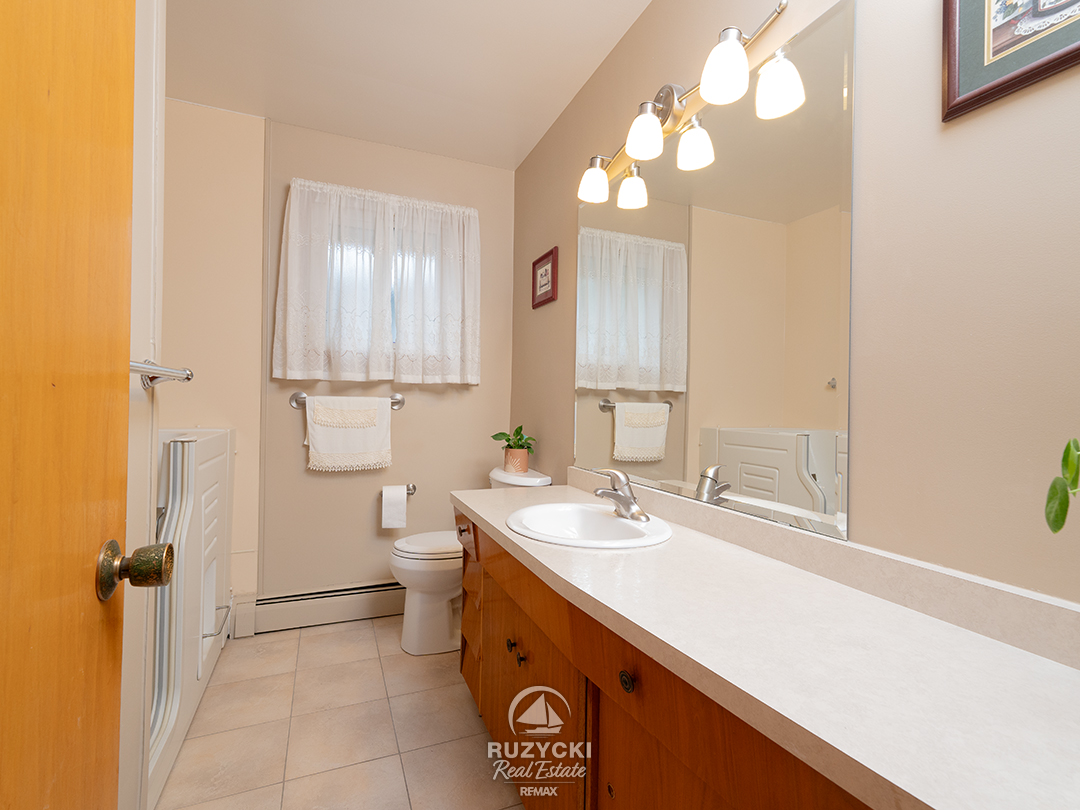167-wellington-st-port-colborne_13 Main bathroom in 167 Wellington St Port Colborne