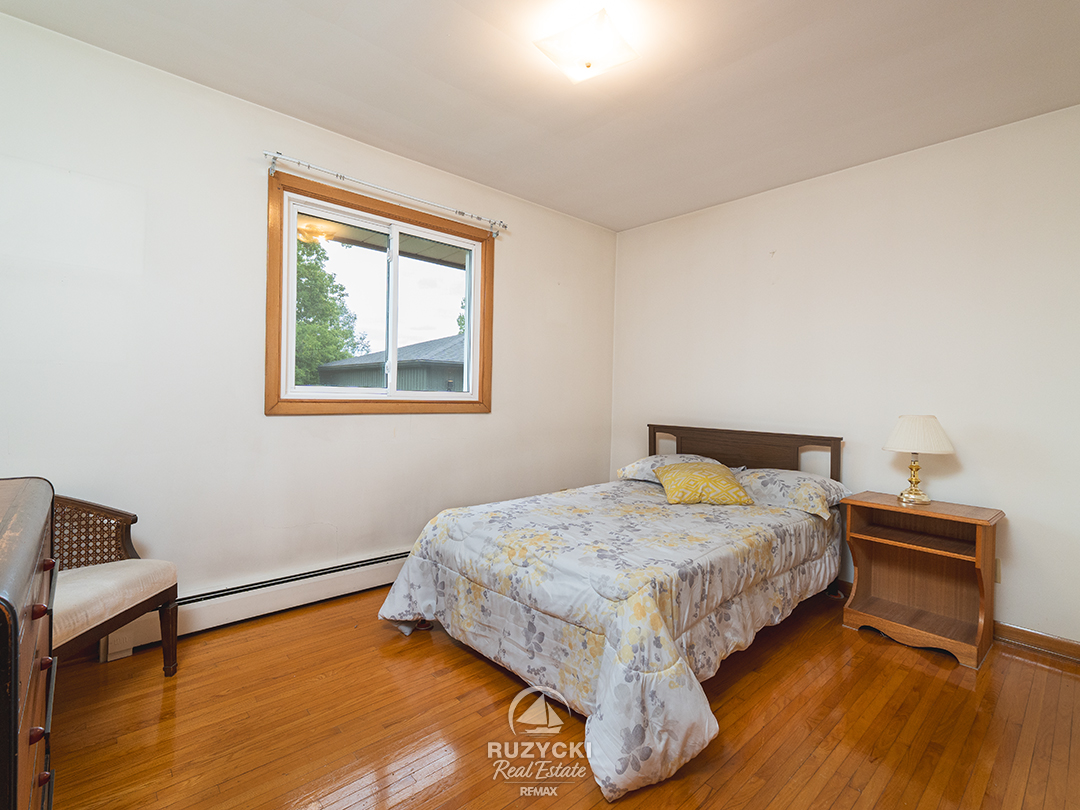 167-wellington-st-port-colborne_14 Bedroom 3 with wood floors in brick bungalow for sale