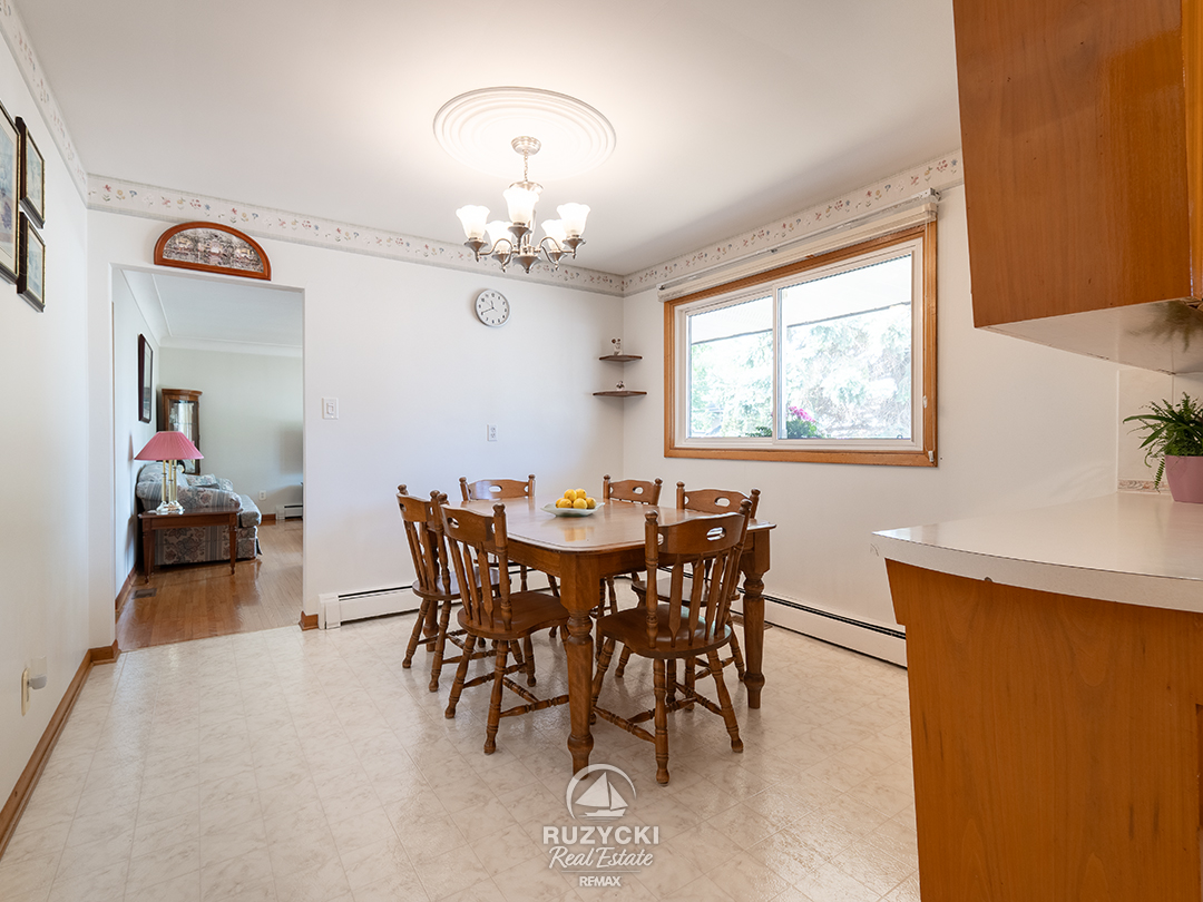 167-wellington-st-port-colborne_39 Bright dining area off kitchen in brick bungalow for sale in Port Colborne