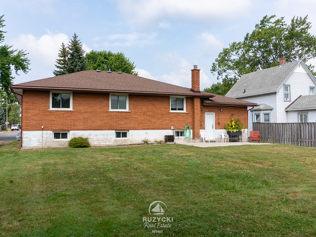 167-wellington-st-port-colborne_52 Back elevation of brick bungalow at 167 Wellington St Port Colborne