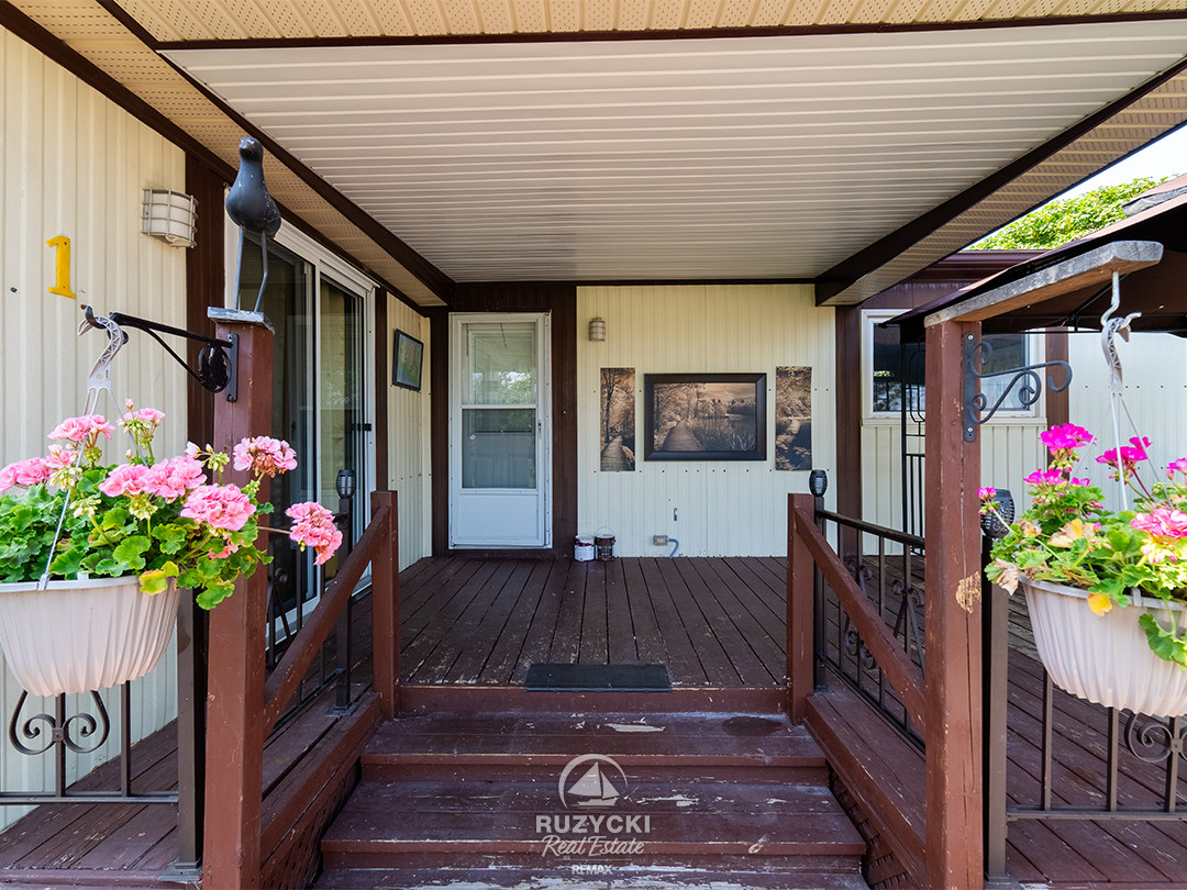 1-3033-townline-rd-stevensville_08 front porch of 3033 townline rd unit 1 stevensville