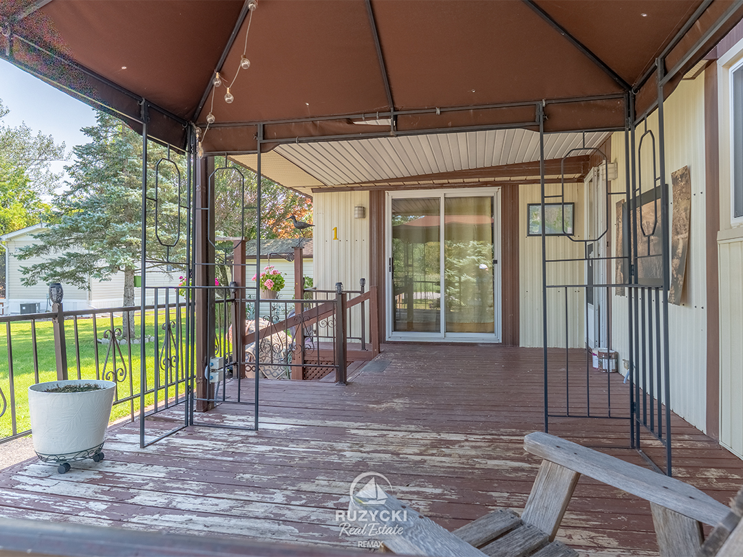 1-3033-townline-rd-stevensville_15 covered front porch of 3033 townline rd unit 1 stevensville