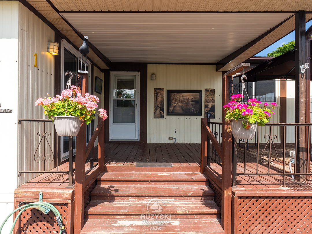 1-3033-townline-rd-stevensville_20 front porch of 3033 townline rd unit 1 stevensville
