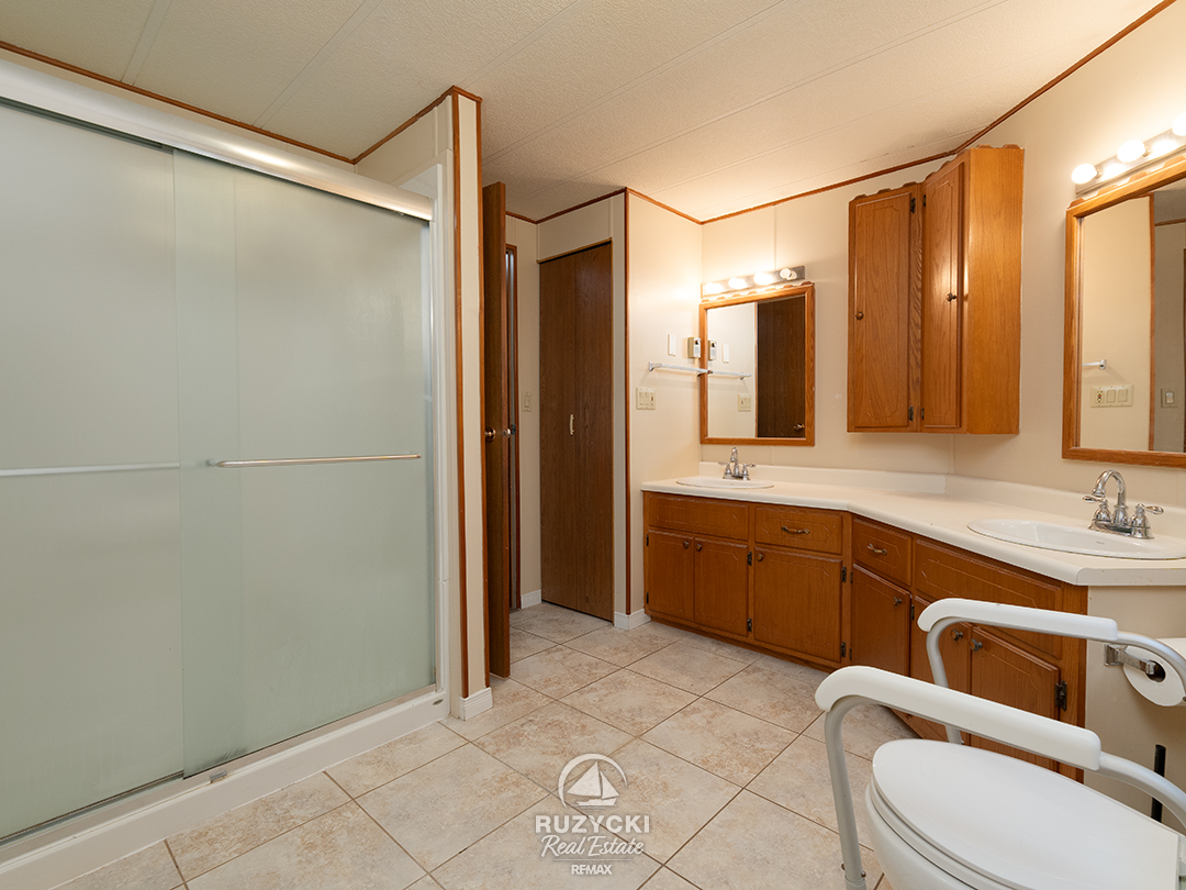 1-3033-townline-rd-stevensville_32 4 piece bathroom with double sinks of 3033 townline rd unit 1 stevensville